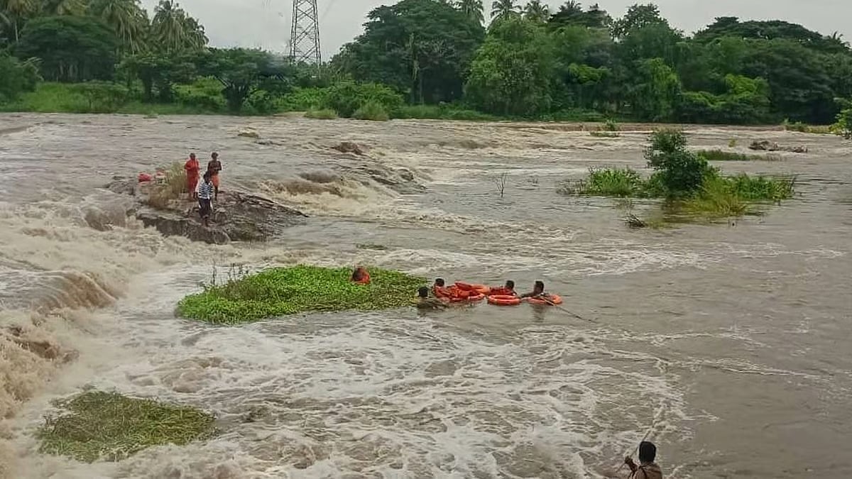 ಕೇರಳ: ನದಿ ಮಧ್ಯದ ಬಂಡೆ ಮೇಲೆ ಸಿಲುಕಿದ್ದ ಮೈಸೂರಿನ ನಾಲ್ವರ ರಕ್ಷಣೆ!